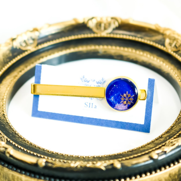 【成人式やプレゼントに】ネクタイピン雪　ロイヤルブルー×オーロラ　金具の色が選べます 1枚目の画像