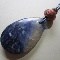 青のしずく型天然石　革紐ペンダント(小) 2枚目の画像