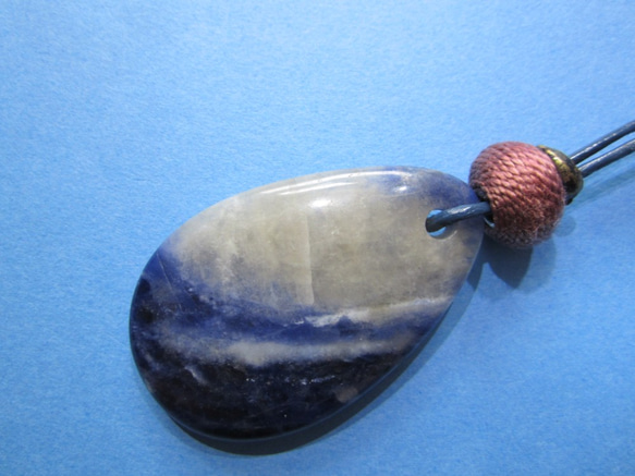 青のしずく型天然石　革紐ペンダント(小) 3枚目の画像