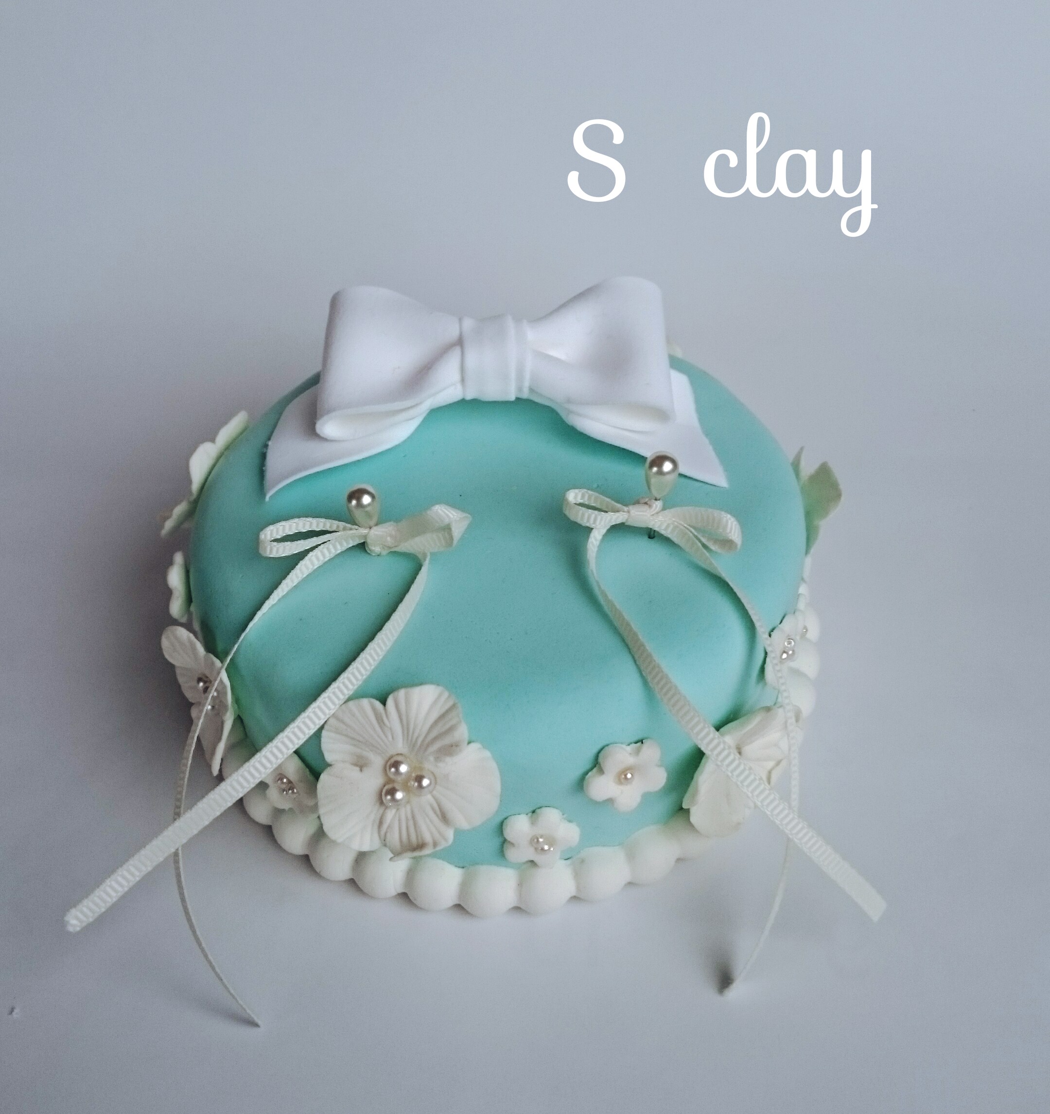 再販【完全受注製作】サムシングブルーのクレイケーキ リングピロー  (パールフラワー×リボン)