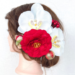 F59 椿と胡蝶蘭の髪飾り 2枚目の画像