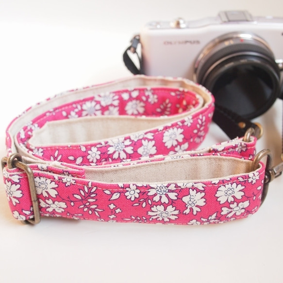 リバティ カペル　花柄ピンク　カメラストラップ 3枚目の画像