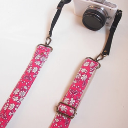 リバティ カペル　花柄ピンク　カメラストラップ 4枚目の画像