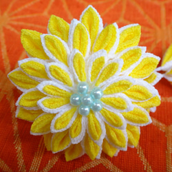 つまみ細工で作った大輪黄菊のＵピンかんざし　下がり付き 1枚目の画像