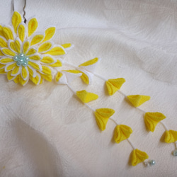 つまみ細工で作った大輪黄菊のＵピンかんざし　下がり付き 2枚目の画像