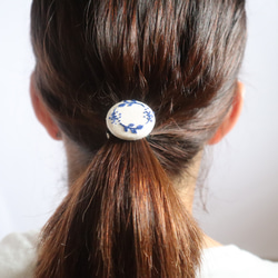 くるみボタンの刺繍ヘアゴム　blue leaf 3枚目の画像