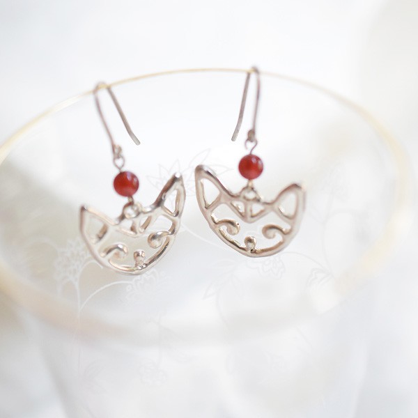 ねこのシルバーピアス４ 。イヤリングにもできます。