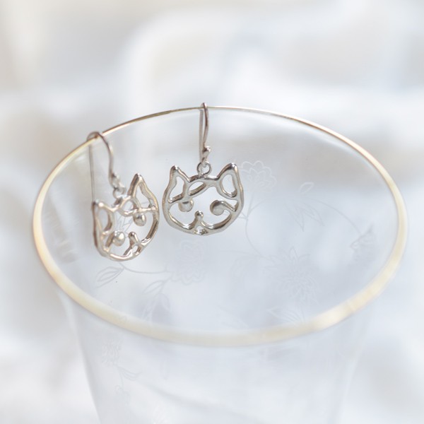 ねこのシルバーピアス２ 。イヤリングにもできます。