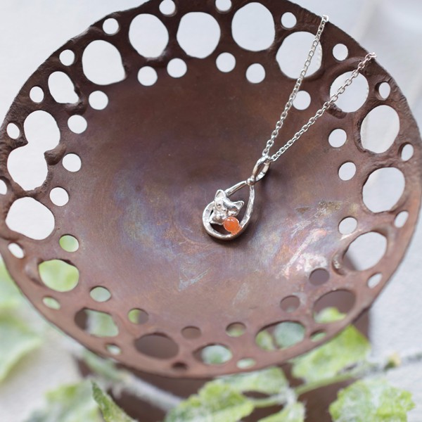 誕生石・猫のペンダント・5月・ヒスイ