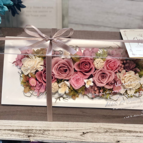 『Mariage』愛らしいピンクローズのフレームアレンジ　お花の贈り物　ケース付 壁にも掛けれる♡くすみピンクのフレームアレンジ 横長30㎝ 専用