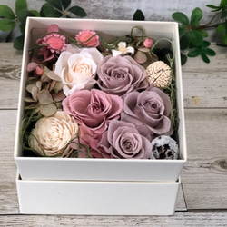プリザーブドフラワー お花の見えるボックスフラワー 正方形　蓋付きホワイトボックス 薔薇　ホワイト　フラワーギフト　 3枚目の画像