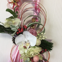 お正月胡蝶蘭の華やかなしめ飾りタッセル ピンク 3枚目の画像