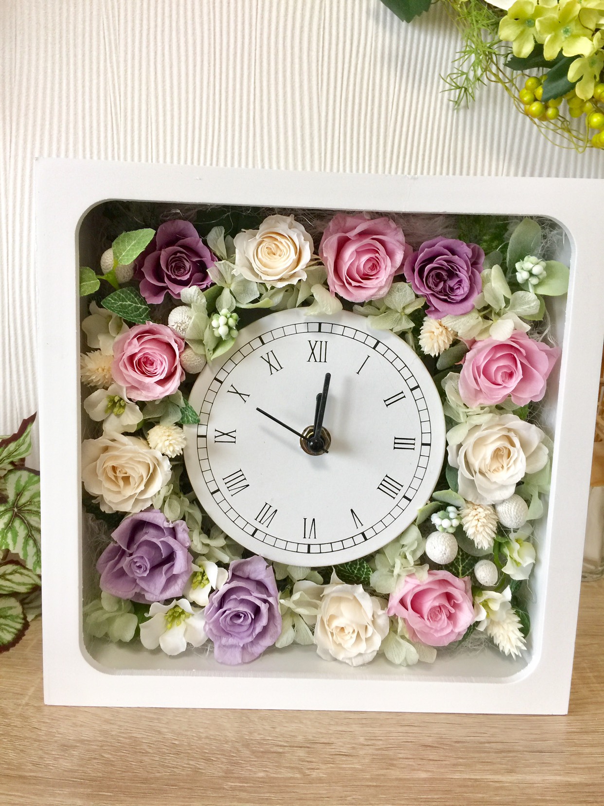 プリザーブドフラワーのお花がいっぱい詰まった可愛い時計