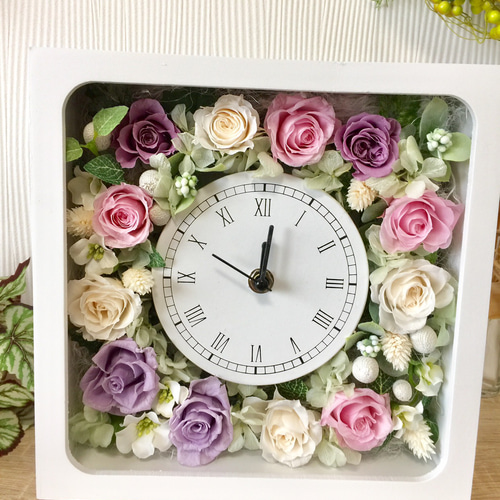 プリザーブドフラワーのお花がいっぱい詰まった可愛い時計