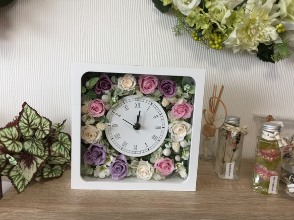 プリザーブドフラワーのお花がいっぱい詰まった可愛い時計 2枚目の画像