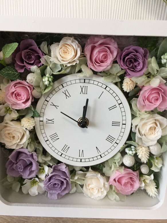 プリザーブドフラワーのお花がいっぱい詰まった可愛い時計 3枚目の画像