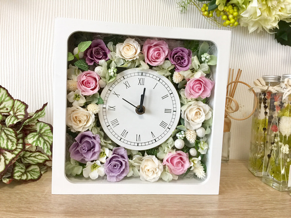 プリザーブドフラワーのお花がいっぱい詰まった可愛い時計 4枚目の画像