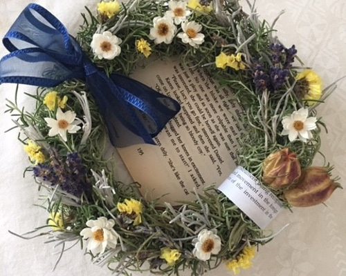 花かんざしとラベンダーとローズマリーのハーブリース（英字新聞