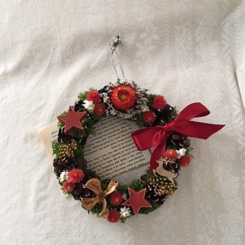 松ぼっくりのクリスマスリース（英字新聞を添えて） ドライフラワー