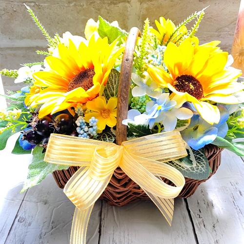 ひまわりとあじさい モンステラの花かごアレンジ アーティ