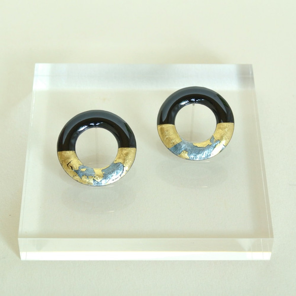 七宝焼ピアス【丸輪(23mm)/黒×墨×金箔】 2枚目の画像