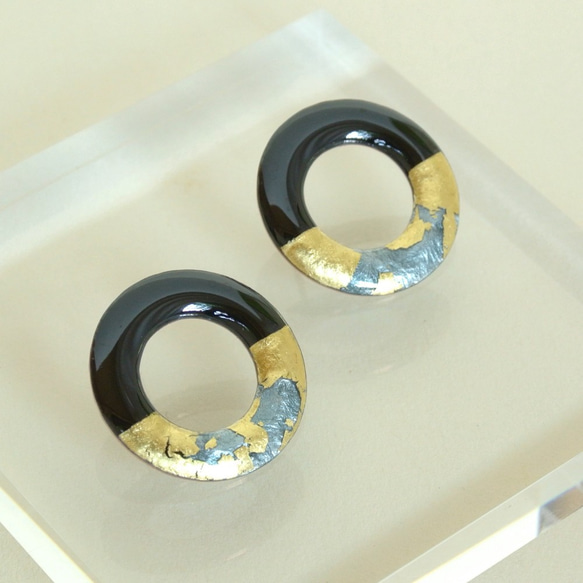 七宝焼ピアス【丸輪(23mm)/黒×墨×金箔】 4枚目の画像