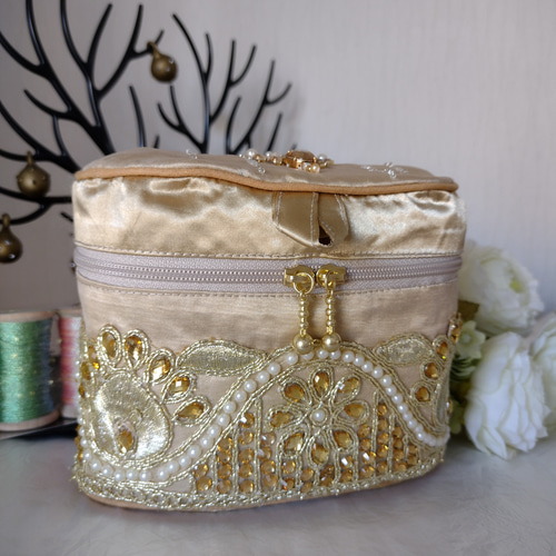 オートクチュールビーズ刺繍とインド刺繍リボンのバニティポーチ（1点 