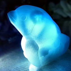 【一点もの/レアもの】ラリマー イルカ 自然光でも透ける 癒しのオブジェ 神秘的なオーラ 手彫り彫刻  E30 1枚目の画像