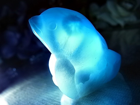 【一点もの/レアもの】ラリマー イルカ 自然光でも透ける 癒しのオブジェ 神秘的なオーラ 手彫り彫刻  E30 1枚目の画像
