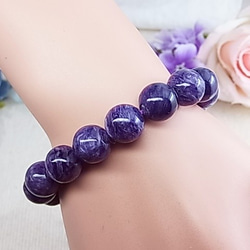 ◆高品質 大粒 チャロアイト ロシア産 12㎜ シルク柄 気品のある紫 美色 天然石 ブレスレット セレブ感 F19 5枚目の画像