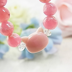 【お得品】 花石 ＆ ねこ インカローズ クィーンコンクの猫 可愛い ピンク 天然石 ブレスレット パワーストーンB26 1枚目の画像