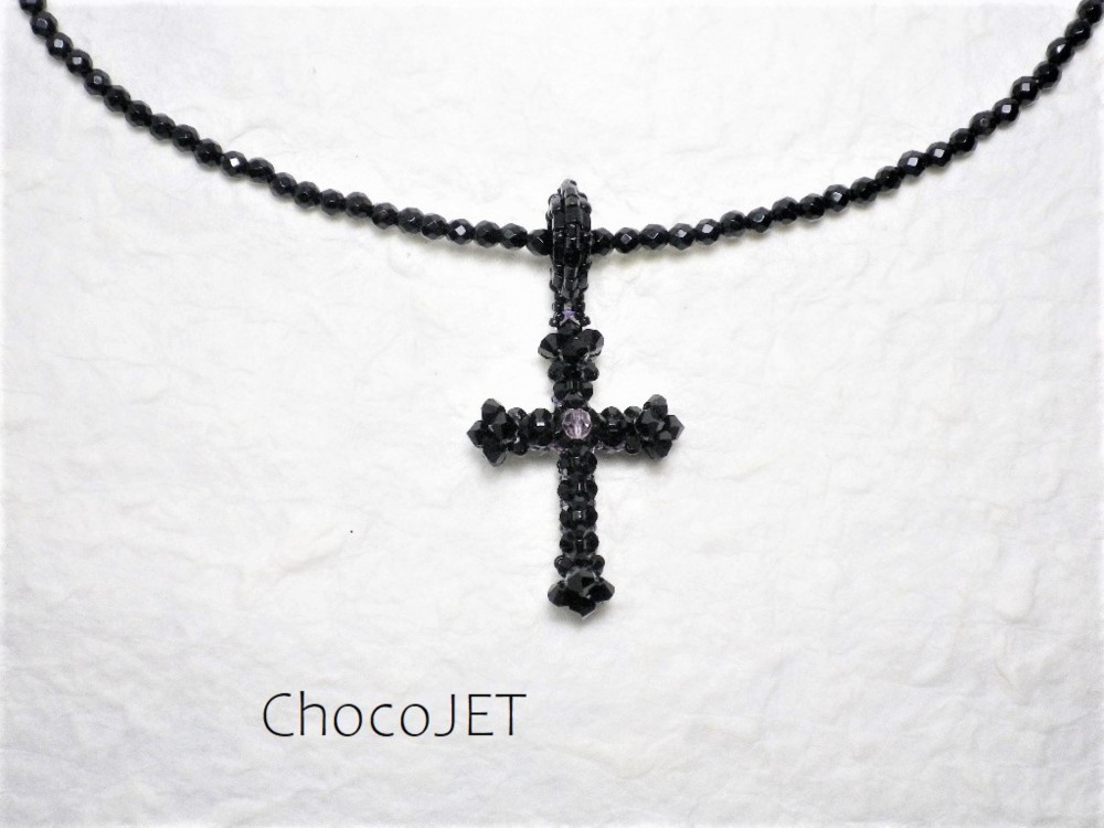 スワロフスキーブラックビーズのクロスネックレス ラウンド