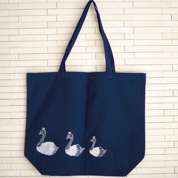 SALE!両面プリント BIG BAG  白鳥の親子- NAVY 2枚目の画像