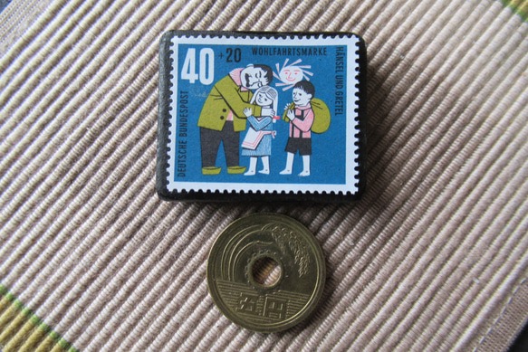 ドイツ　童話　ヘンゼルとグレーテル　切手ブローチ6417 3枚目の画像