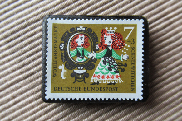 ドイツ　童話　白雪姫　切手ブローチ6418 1枚目の画像