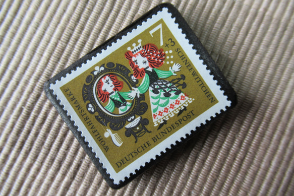ドイツ　童話　白雪姫　切手ブローチ6418 2枚目の画像