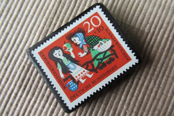 ドイツ　童話　白雪姫　切手ブローチ6420 2枚目の画像