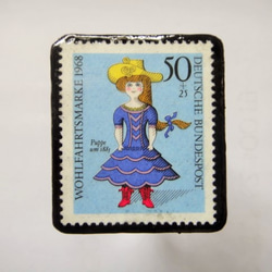 ドイツ　人形切手ブローチ1278 2枚目の画像