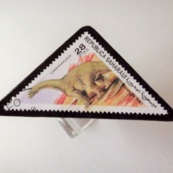 アップサイクル　サハラ　恐竜三角切手ブローチ 3662 2枚目の画像