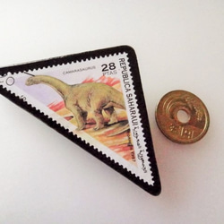 アップサイクル　サハラ　恐竜三角切手ブローチ 3662 3枚目の画像