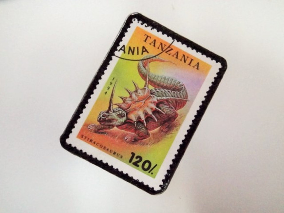 アップサイクル　タンザニア　恐竜切手ブローチ 3669 2枚目の画像