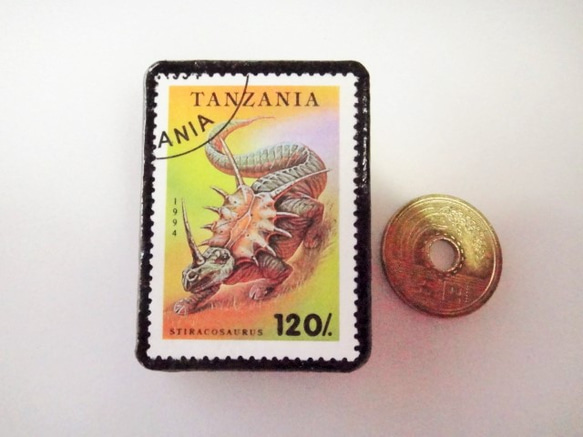 アップサイクル　タンザニア　恐竜切手ブローチ 3669 3枚目の画像