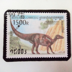 アップサイクル　カンボジア　恐竜切手ブローチ 3679 1枚目の画像