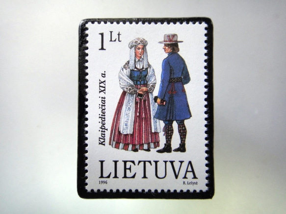 ラトビア　民族衣装切手ブローチ3997 1枚目の画像