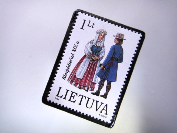 ラトビア　民族衣装切手ブローチ3997 2枚目の画像