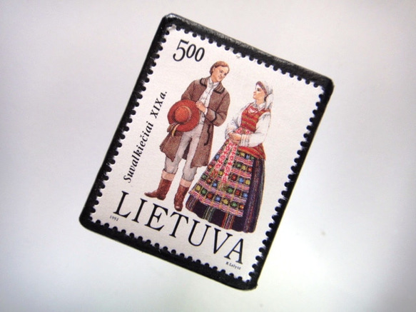 ラトビア　民族衣装切手ブローチ4001 2枚目の画像