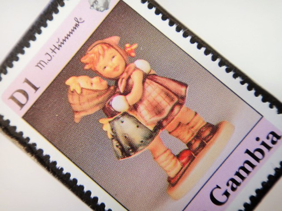 ガンビア　人形切手ブローチ　4730 2枚目の画像
