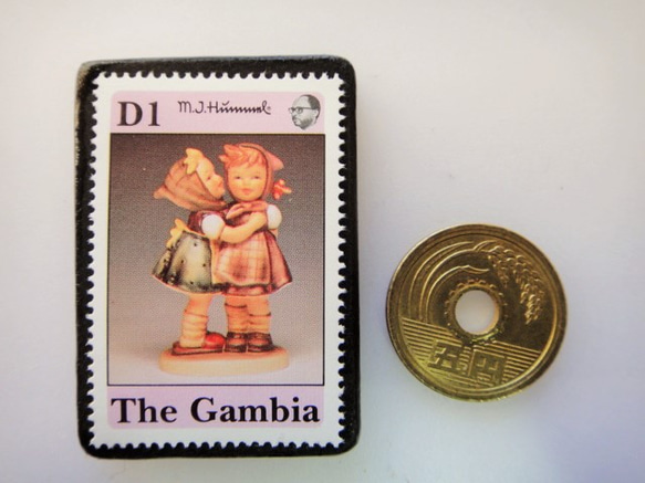 ガンビア　人形切手ブローチ　4730 3枚目の画像