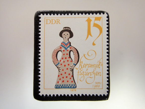 旧東ドイツ　人形切手ブローチ　4758 1枚目の画像