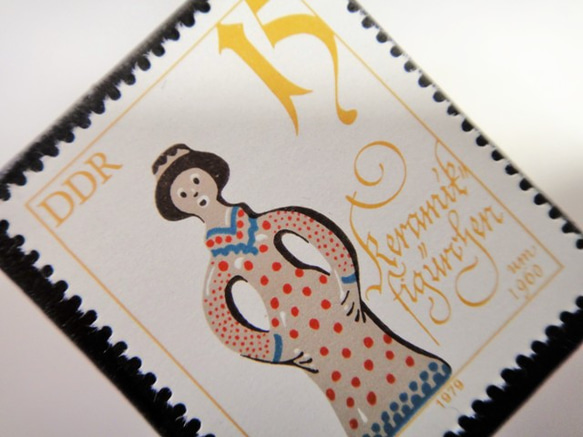 旧東ドイツ　人形切手ブローチ　4758 2枚目の画像
